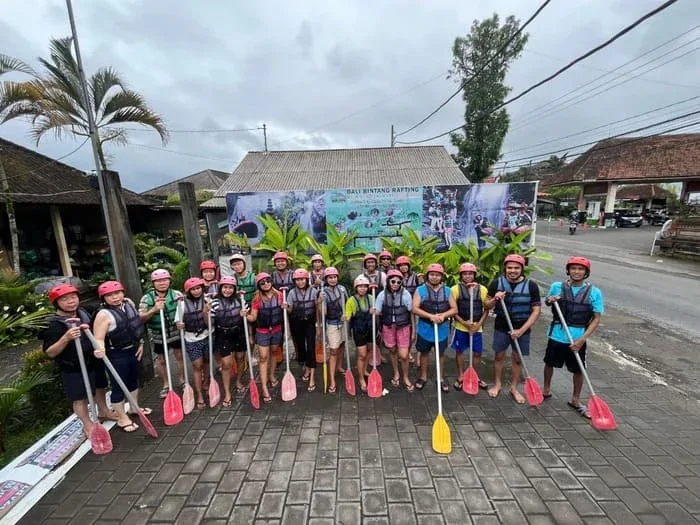 Wisatawan menikmati Ayung Rafting di Sungai Ayung, Ubud