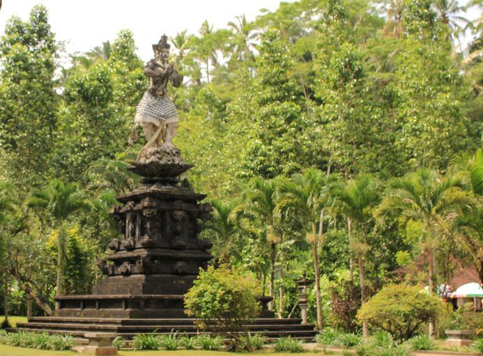 Pura Tirta Empul dengan kolam pemandian air suci di Tampak Siring