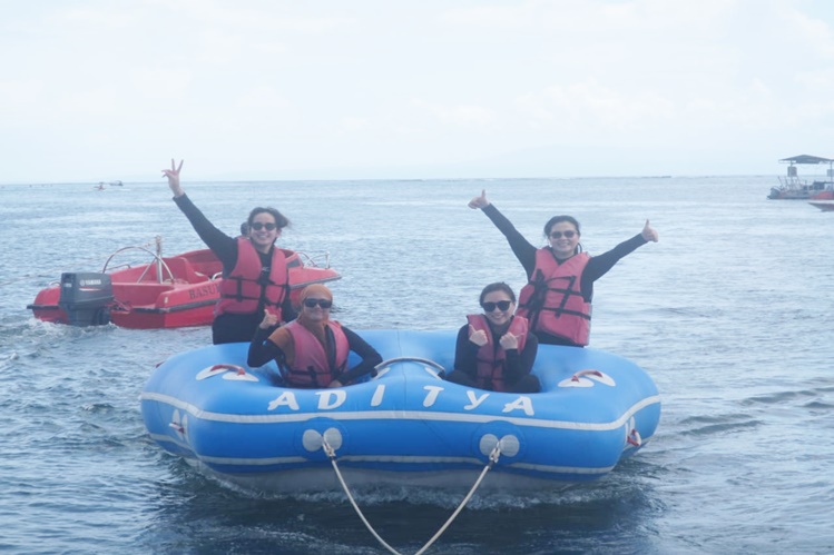 Peserta company gathering menikmati banana boat di Bali