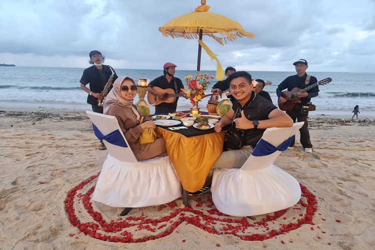 Dinner romantis honeymoon di Pantai Jimbaran Bali