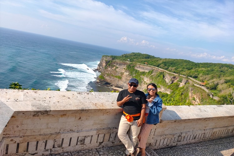 Wisatawan menikmati pemandangan tebing Pura Uluwatu Bali