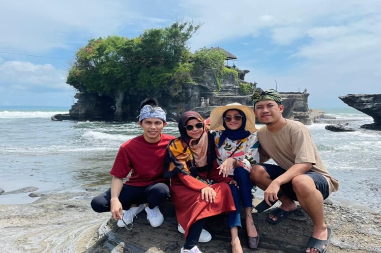 Pura Tanah Lot, salah satu objek wisata populer di Bali