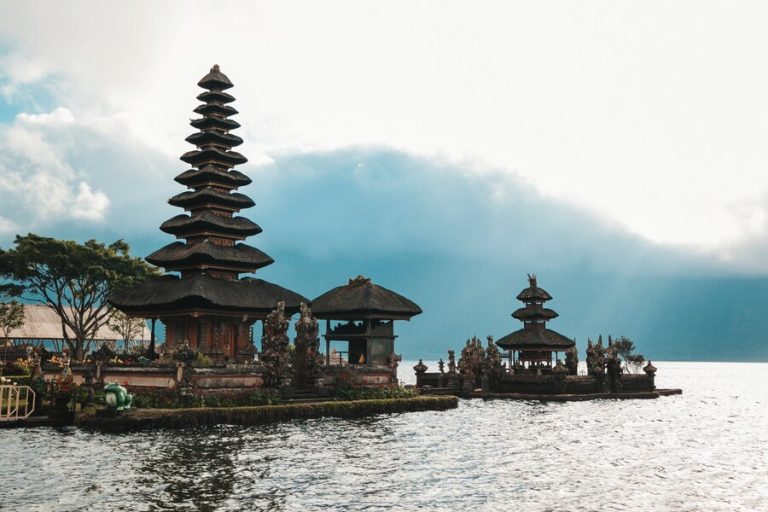 jelajahi keajaiban bali 10 tempat wajib dikunjungi di bali