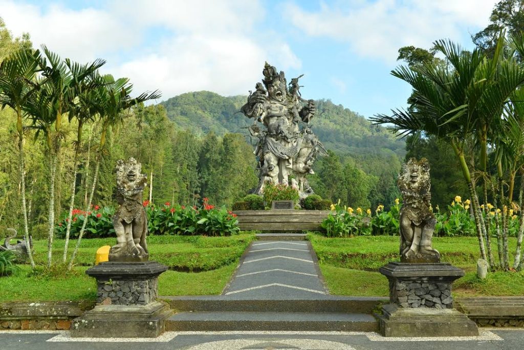 Pemandangan taman dan tumbuhan di Kebun Raya Bedugul Bali