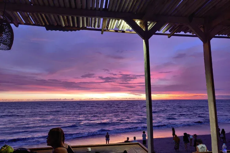 Suasana wisata Canggu dengan pantai pasir hitam dan kafe trendi