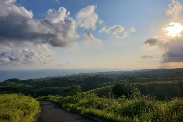 bukit teletubbies bali Panorama hijau Bukit Teletubbies Bali di Nusa Penida