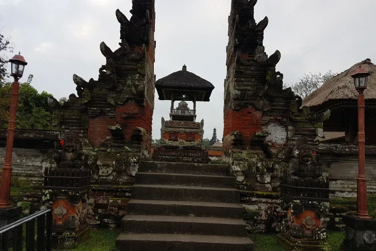Pantai berpasir putih dan resort mewah di kawasan Nusa Dua Bali