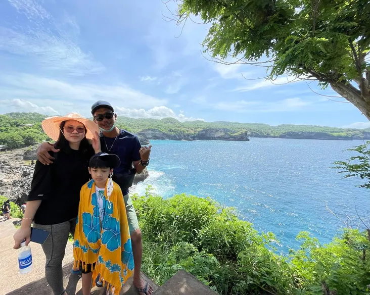Tebing Pantai Nusa Penida Keluarga
